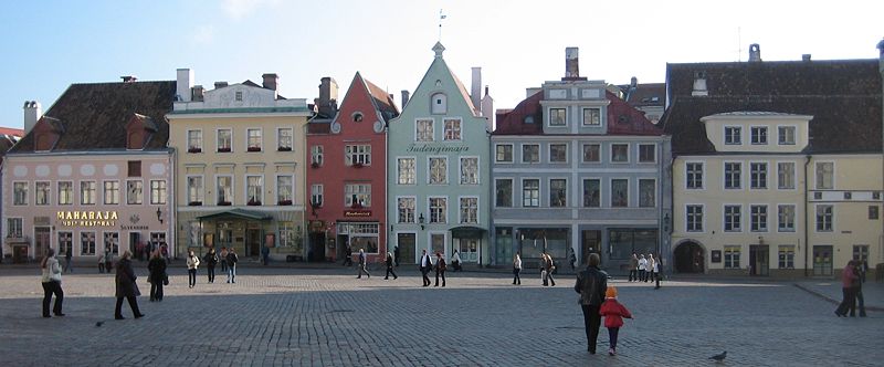 800px-The_market_place_of_Tallinn_old_town_in_autumn